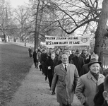 126127 Afbeelding van een demonstratie tegen het loonbeleid van de N.S., georganiseerd door de F.S.V. (Federatieve ...